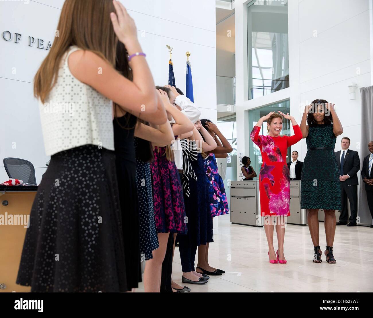 Stati Uniti La First Lady Michelle Obama e il primo ministro canadese moglie Sophie Gregoire Trudeau durante un programma di sensibilizzazione globale per l'istruzione delle bambine presso l'U.S. Istituto di pace Marzo 10, 2016 a Washington, DC. Foto Stock