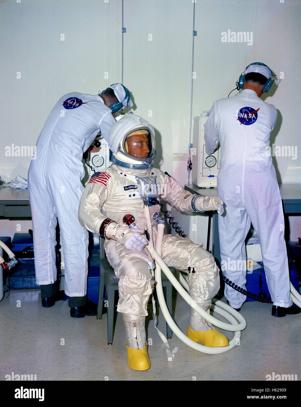La NASA Apollo 1, come-204 primo equipaggio astronauta Virgil Grissom Gus mette su una tuta spaziale per un veicolo spaziale prove di simulazione presso il Kennedy Space Center camera altitudine Ottobre 18, 1966 in Merritt Island, Florida. Foto Stock