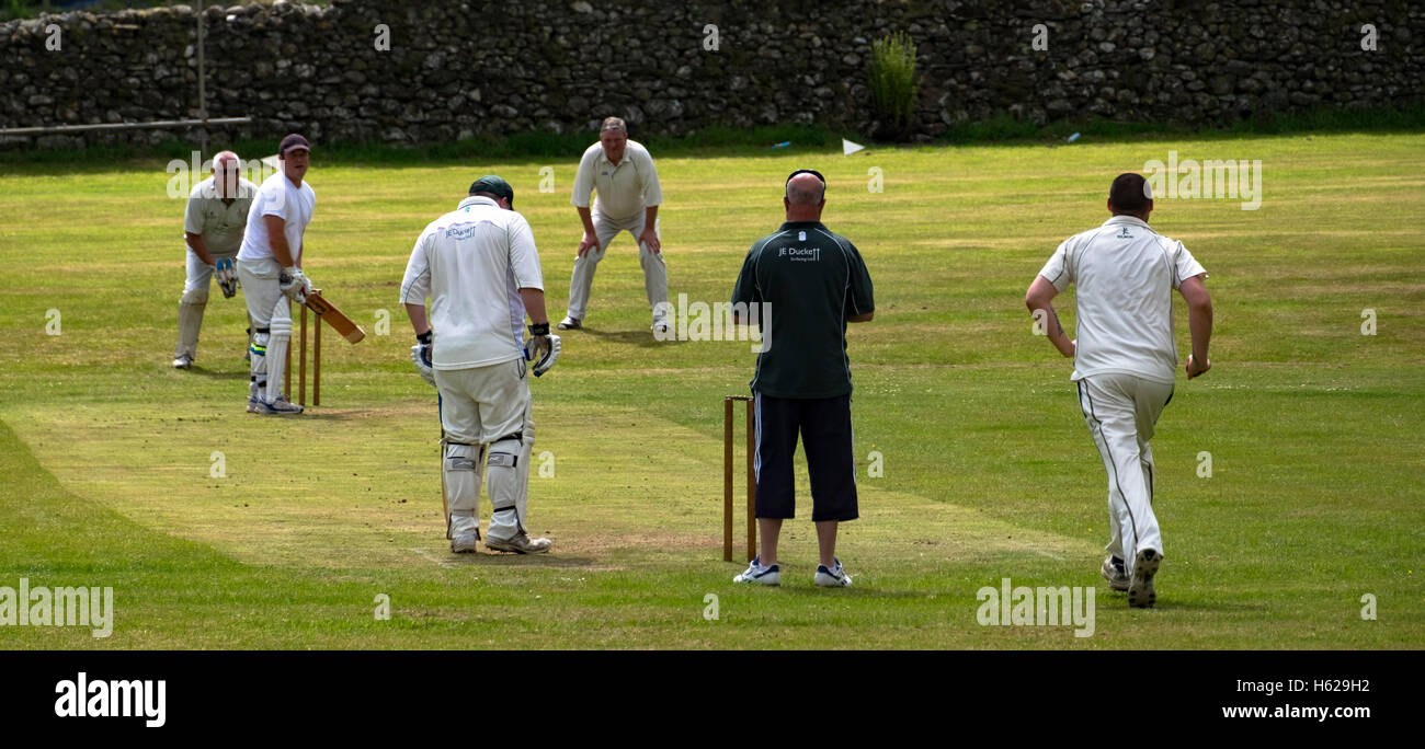 Una partita di cricket di villaggio in Coniston, Lake District Foto Stock