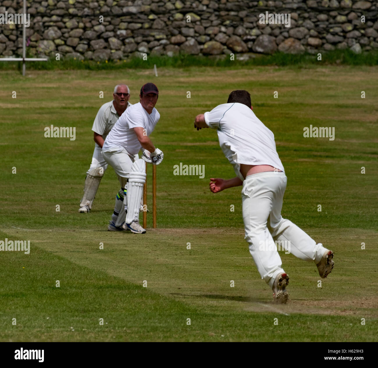 Una partita di cricket di villaggio in Coniston, Lake District Foto Stock