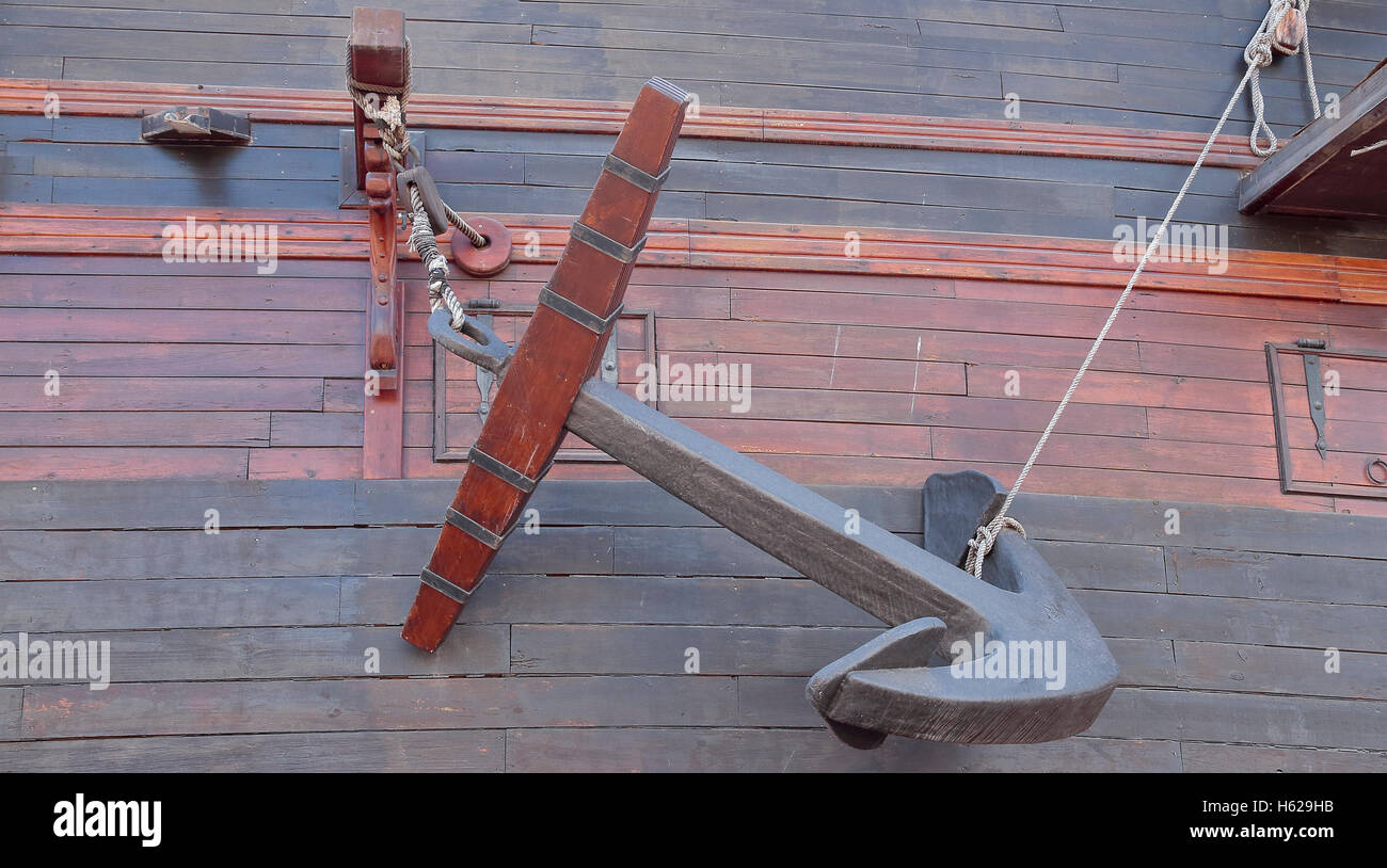 Scafo di una antica nave da guerra con il dispositivo di ancoraggio in primo piano Foto Stock