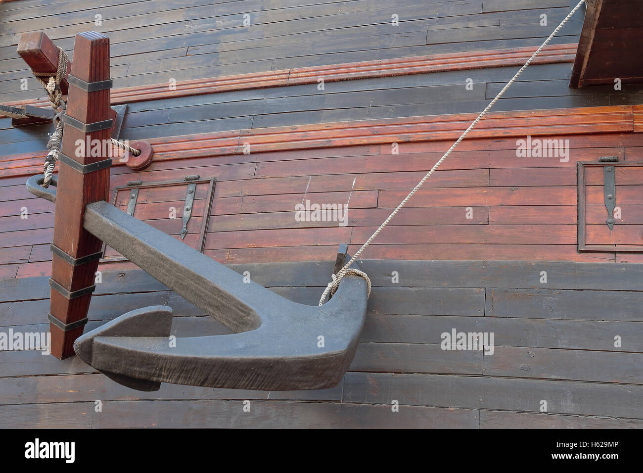 Scafo di una antica nave da guerra con il dispositivo di ancoraggio in primo piano Foto Stock
