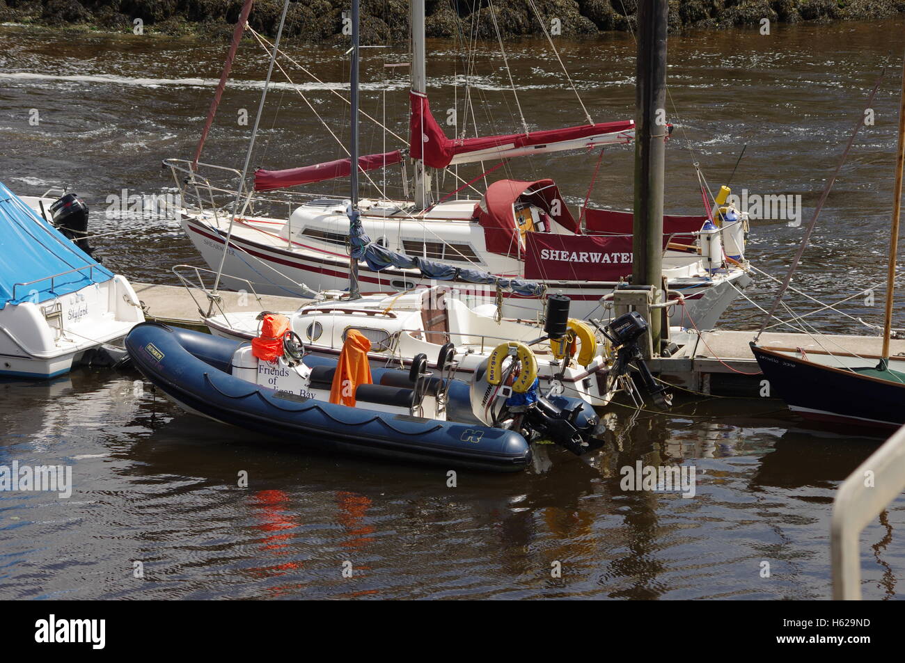 Vista su barche a Aberystwyth Harbour / Marina . Foto Stock