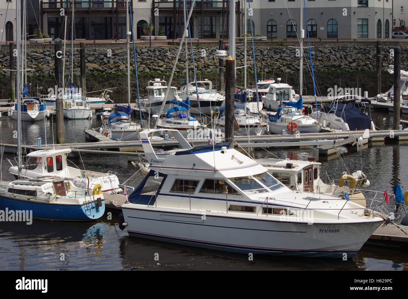 Vista su barche a Aberystwyth Harbour / Marina rivolta verso Y Lanfa, Trefechen. Foto Stock