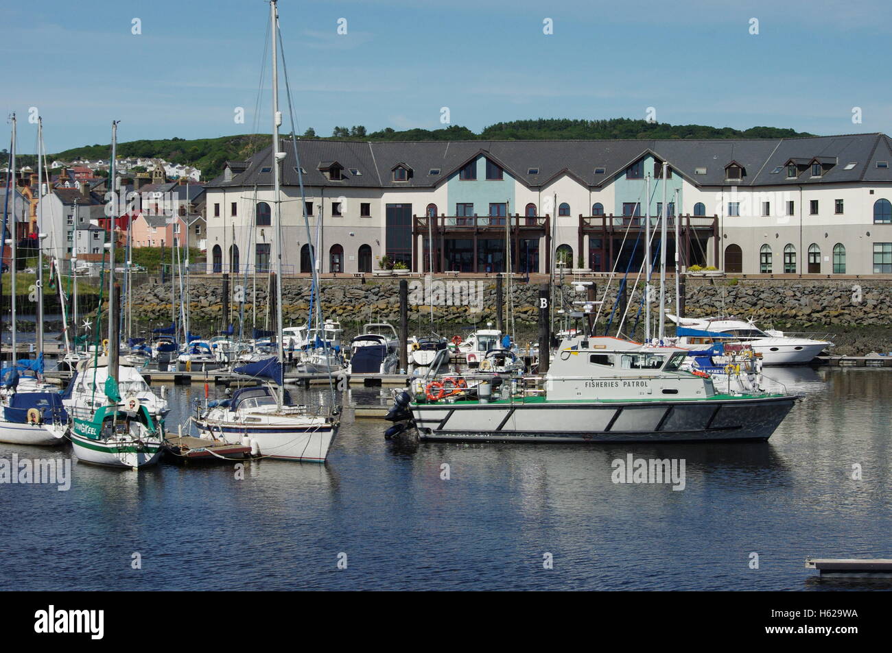 Vista su barche Aberystwyth Harbour / Marina rivolta verso Y Lanfa, Trefechen. Foto Stock