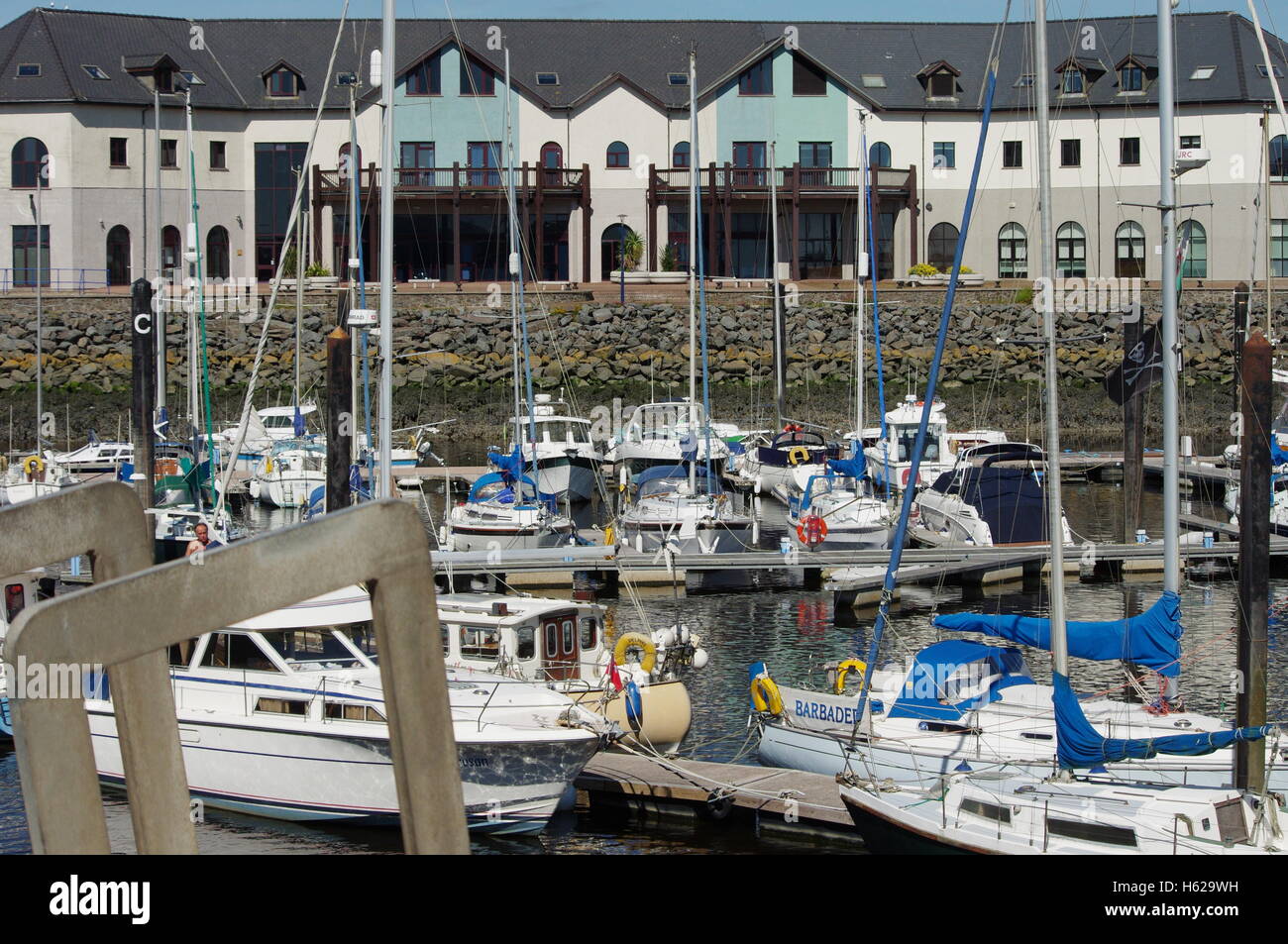 Vista su barche Aberystwyth Harbour / Marina rivolta verso Y Lanfa, Trefechen. Foto Stock