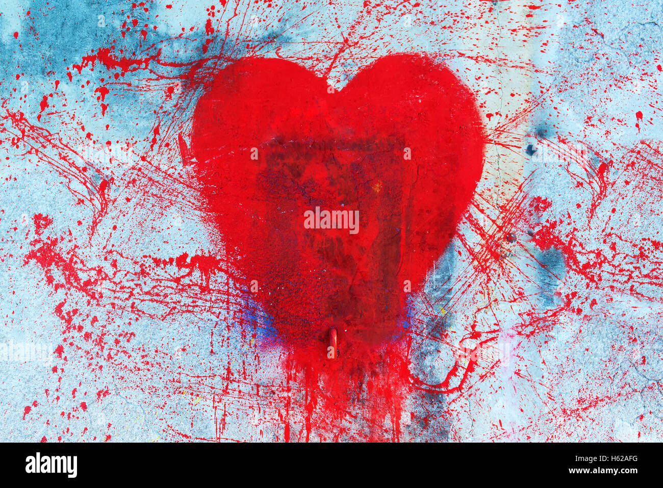 Cuore rosso forma simbolo graffiti sul muro con spruzzi di vernice effetto Foto Stock