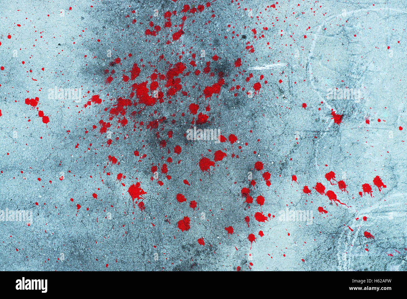 Rosso Sangue spruzzi di vernice, schizzi e spruzzi sulla parete esterna, di background urbano Foto Stock