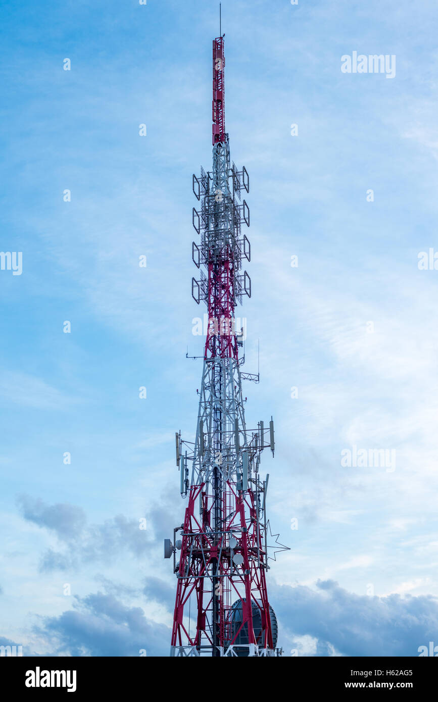 Torre di telecomunicazione e stazione di relè Foto Stock
