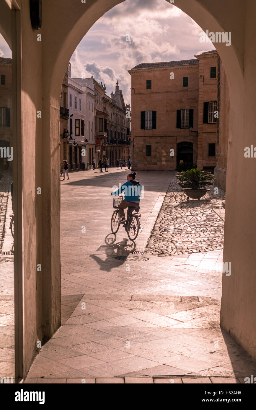Un uomo cicli attraverso il quartiere vecchio di Ciutadella de Menorca, isole Baleari Foto Stock