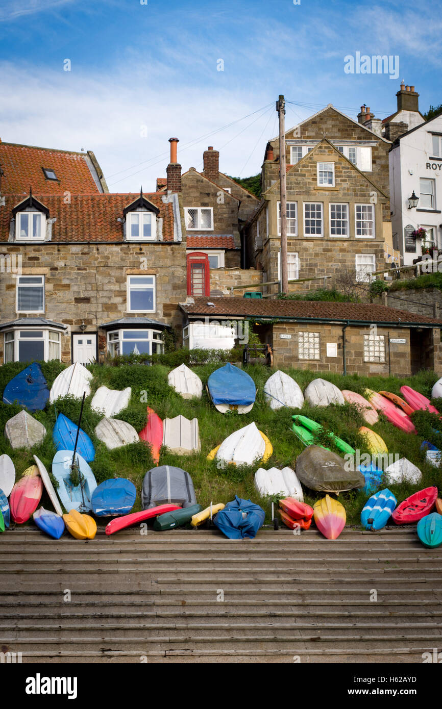 Kayak & barche di linea prima di ripide stradine di Runswick Bay. Foto Stock