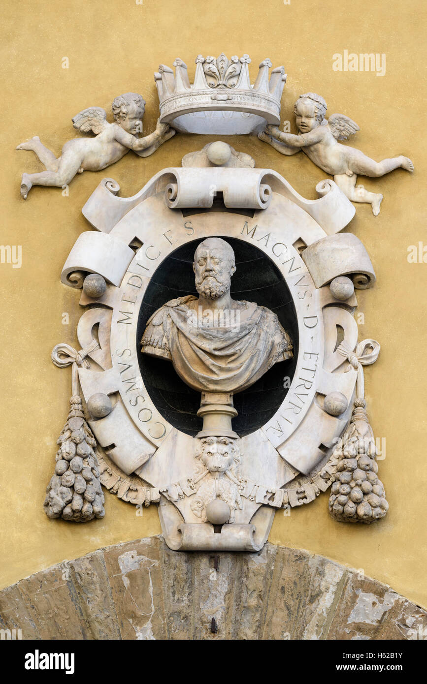 Firenze. L'Italia. Busto di Cosimo I de' Medici (1519-1574), sulla facciata del Museo dell'Opera del Duomo. Foto Stock