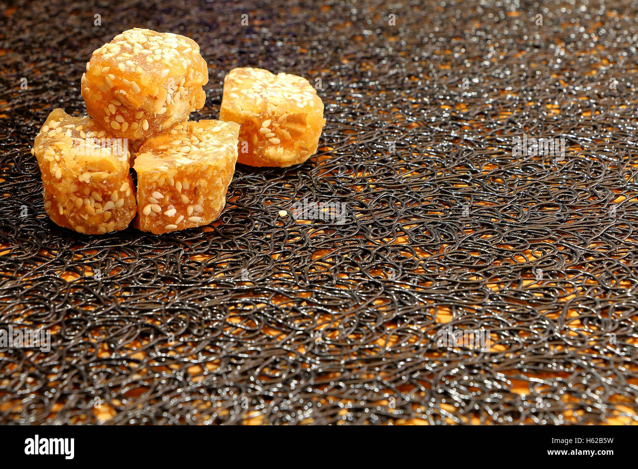 Sesamo cinesi candy su sfondo nero Foto Stock