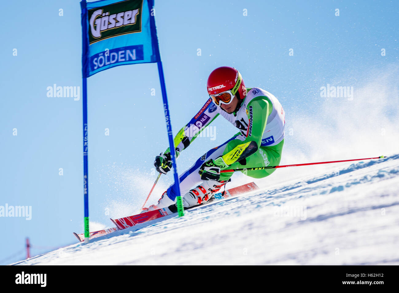 Solden, Austria. 23 Ott, 2016. Zan Kranjec di Slovenia compete durante la prima prova della Coppa del Mondo di Slalom Gigante maschile gara di Almenno San Bartolomeo, in Austria il 23 ottobre 2016. Credito: Jure Makovec/Alamy Live News Foto Stock