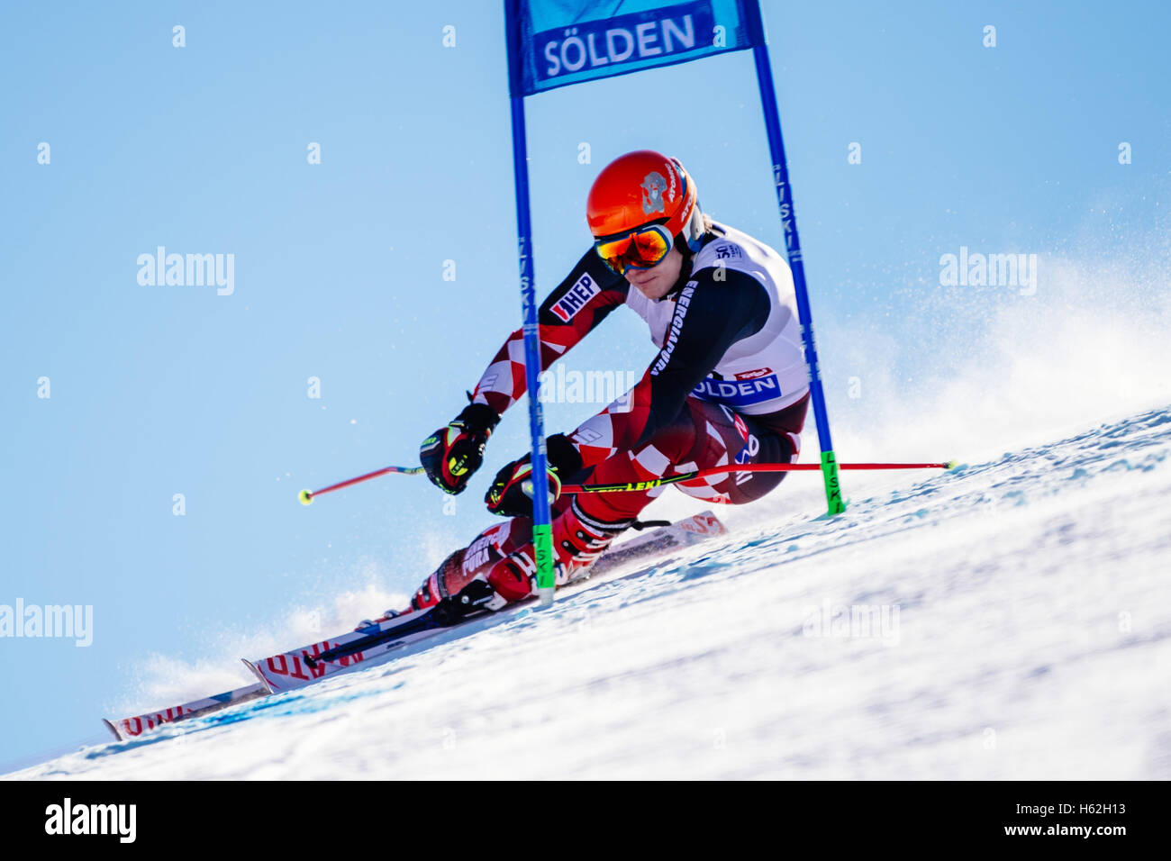 Solden, Austria. 23 Ott, 2016. Filip Zubcic di Croazia compete durante la prima prova della Coppa del Mondo di Slalom Gigante maschile gara di Almenno San Bartolomeo, in Austria il 23 ottobre 2016. Credito: Jure Makovec/Alamy Live News Foto Stock