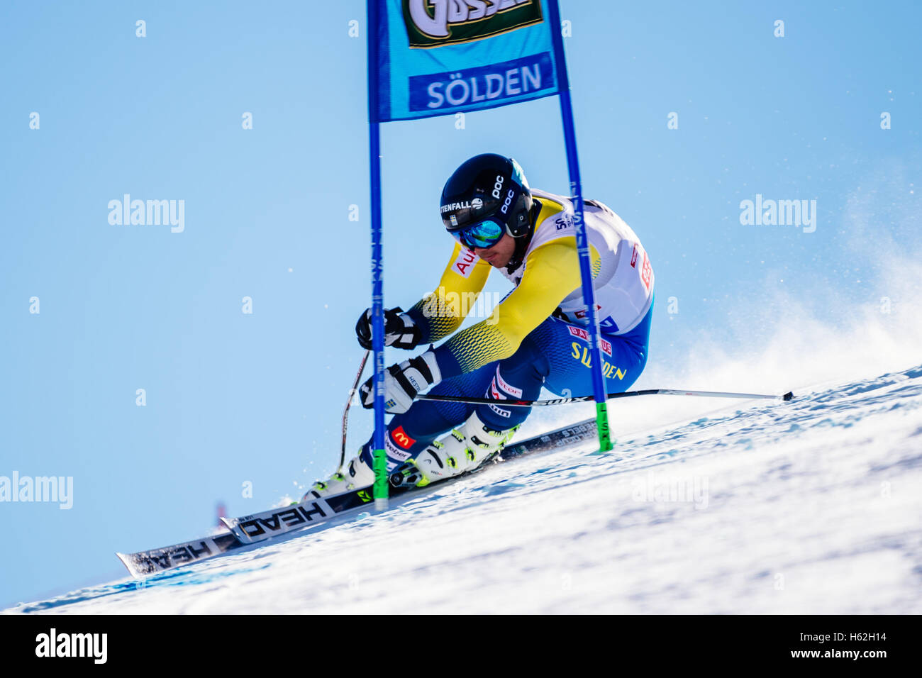 Solden, Austria. 23 Ott, 2016. Matts Olsson di Svezia compete durante la prima prova della Coppa del Mondo di Slalom Gigante maschile gara di Almenno San Bartolomeo, in Austria il 23 ottobre 2016. Credito: Jure Makovec/Alamy Live News Foto Stock