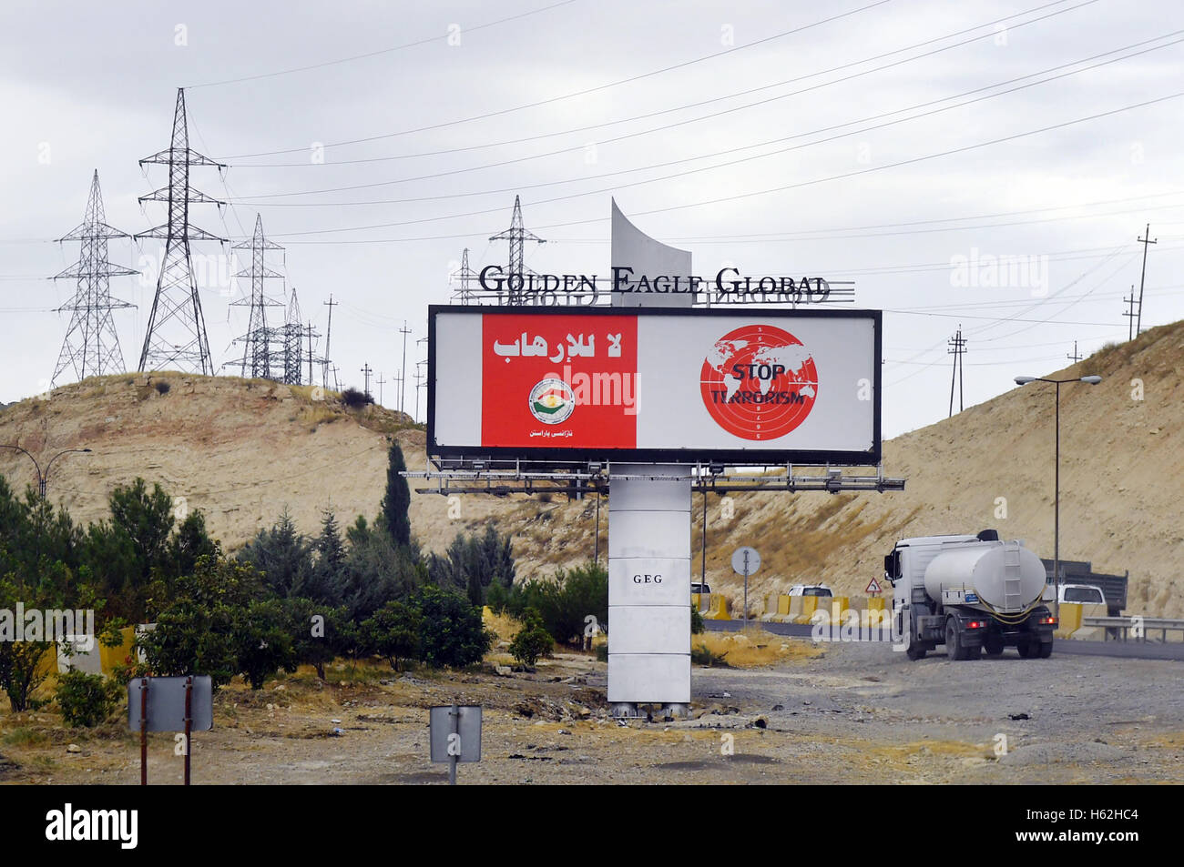 Un cartellone con le parole 'Stop terrorismo" sorge in prossimità di una strada nella regione di Dohuk, Iraq, 19 ottobre 2016. Foto: Jens Kalaene/dpa Foto Stock