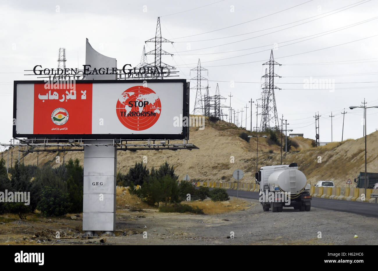 Un cartellone con le parole 'Stop terrorismo" sorge in prossimità di una strada nella regione di Dohuk, Iraq, 19 ottobre 2016. Foto: Jens Kalaene/dpa Foto Stock