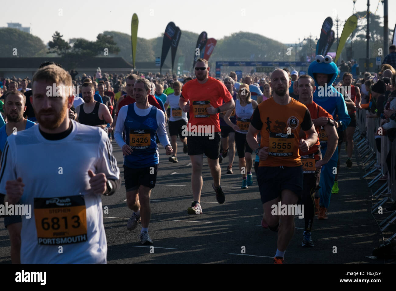 Portsmouth, Regno Unito. 23 ottobre, 2016. Migliaia di corridori stanno prendendo parte al 2016 Great South Run nel lungomare di Portsmouth città oggi, 23 ottobre 2016. Il 10 mile road in esecuzione evento è salutato come il più grande nel mondo 10 miglia race dagli organizzatori della manifestazione, ed è un modo veloce e appartamento corso che inizia e termina a Southsea. Photo credit: Rob Arnold/Alamy Live News Foto Stock