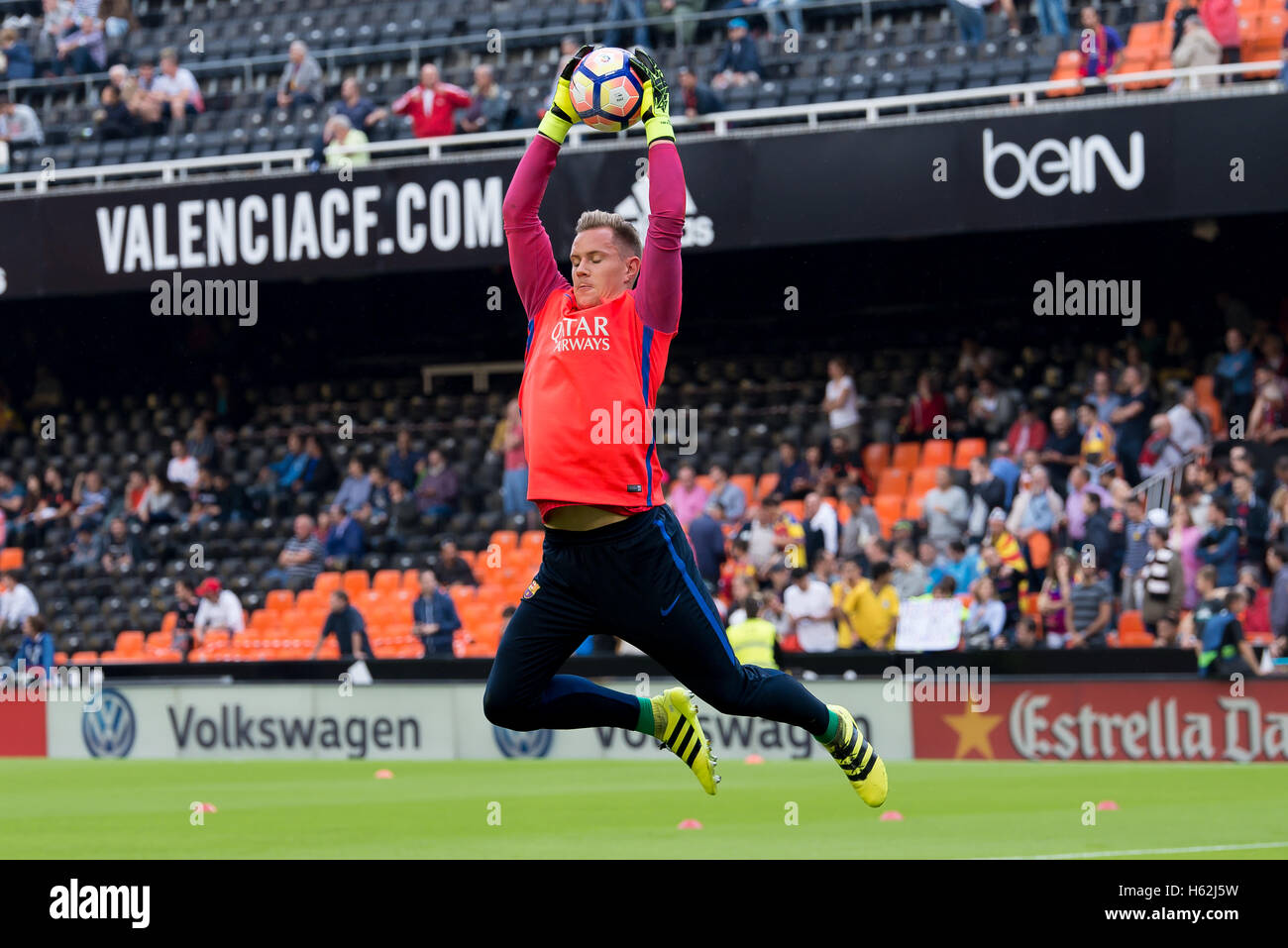 Valencia, Spagna. 22 ottobre, 2016. Marc Andre Ter Stegen svolge presso la Liga match tra Valencia CF e FC Barcellona al Mestalla su ottobre 22, 2016 a Valencia, in Spagna. Credito: Christian Bertrand/Alamy Live News Foto Stock