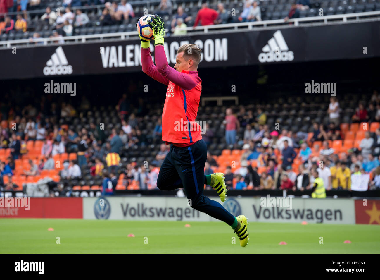 Valencia, Spagna. 22 ottobre, 2016. Marc Andre Ter Stegen svolge presso la Liga match tra Valencia CF e FC Barcellona al Mestalla su ottobre 22, 2016 a Valencia, in Spagna. Credito: Christian Bertrand/Alamy Live News Foto Stock