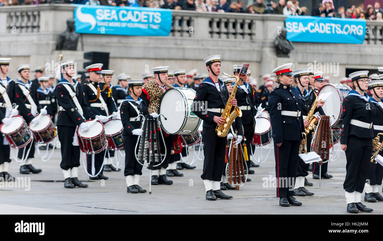 Londra, Regno Unito. Il 23 ottobre 2016. Trafalgar Day è celebrato dal mare cadetti con una cerimonia in Trafalgar Square, seguita da una marcia verso il basso il Mall. Trafalgar giorno celebra la vittoria conquistata dalla Royal Navy, comandato dal vice ammiraglio Horatio Nelson, oltre il combinato francese e spagnolo flotte alla Battaglia di Trafalgar il 21 ottobre 1805. Credito: Stephen Chung / Alamy Live News Foto Stock