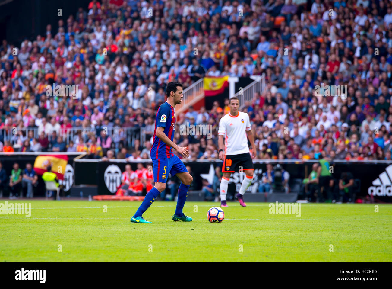 Valencia, Spagna. 22 ottobre, 2016. Sergio Busquets svolge presso la Liga match tra Valencia CF e FC Barcellona al Mestalla su ottobre 22, 2016 a Valencia, in Spagna. Credito: Christian Bertrand/Alamy Live News Foto Stock