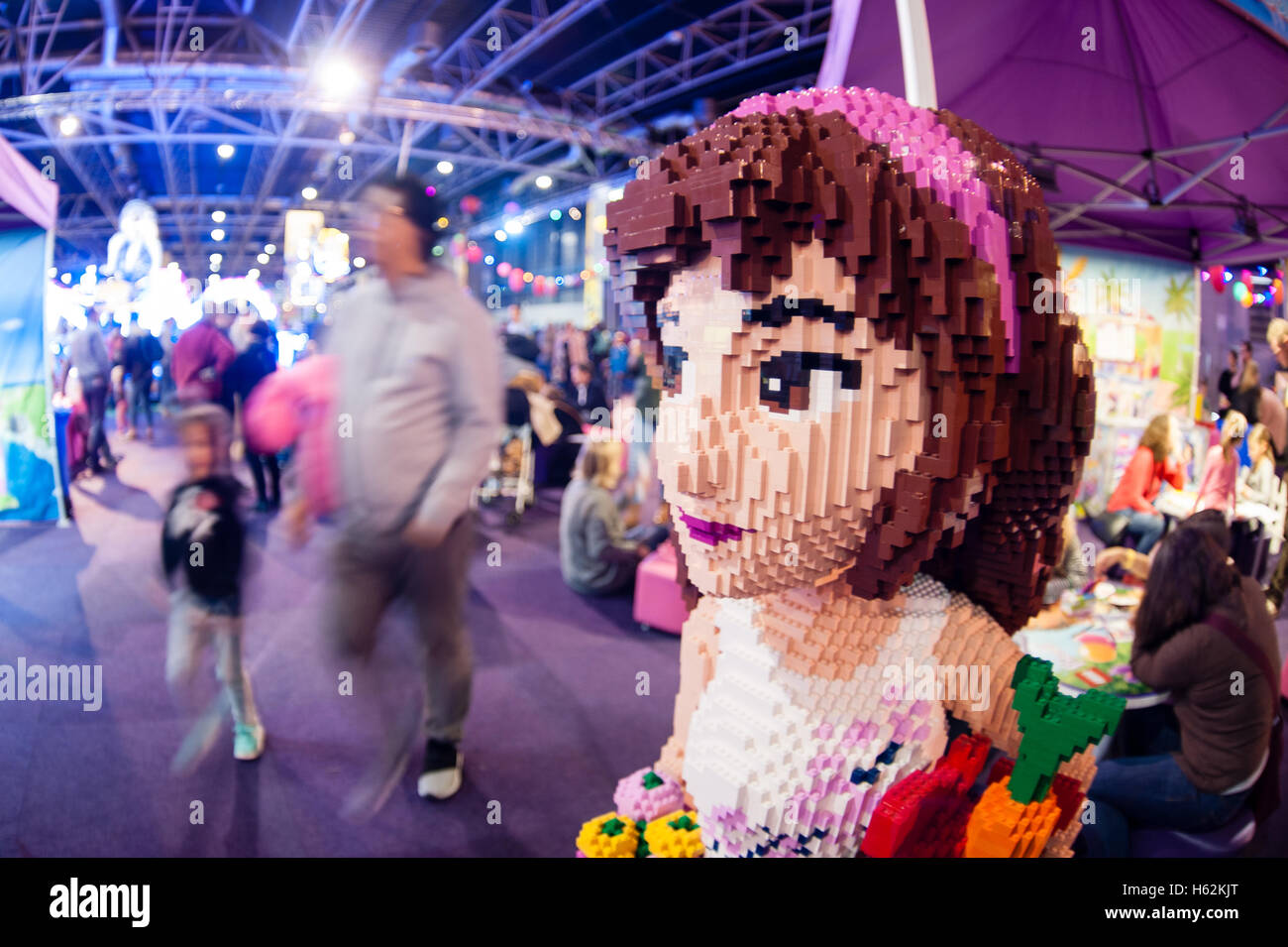 Utrecht, Paesi Bassi. 23 Ott, 2016. Dal 18 al 24 ottobre e tra 10.00 e 5 p.m, la XIV edizione del mondo di LEGO e anche il più grande evento di Lego nel mondo, ha avuto luogo presso il Jaarbeurs Utrecht. All interno del mondo di LEGO i bambini possono nuotare tra i mattoncini LEGO, o di rimanere al di sotto di un LEGO-doccia e vedere la più grande nave Lego nel mondo. Un mondo con un sacco di LEGO, milioni di mattoncini LEGO, vita Dimensioni delle strutture di LEGO, edificio LEGO concorsi, un cinema e un supermercato. Credito: Romy Arroyo Fernandez/Alamy Live News. Foto Stock