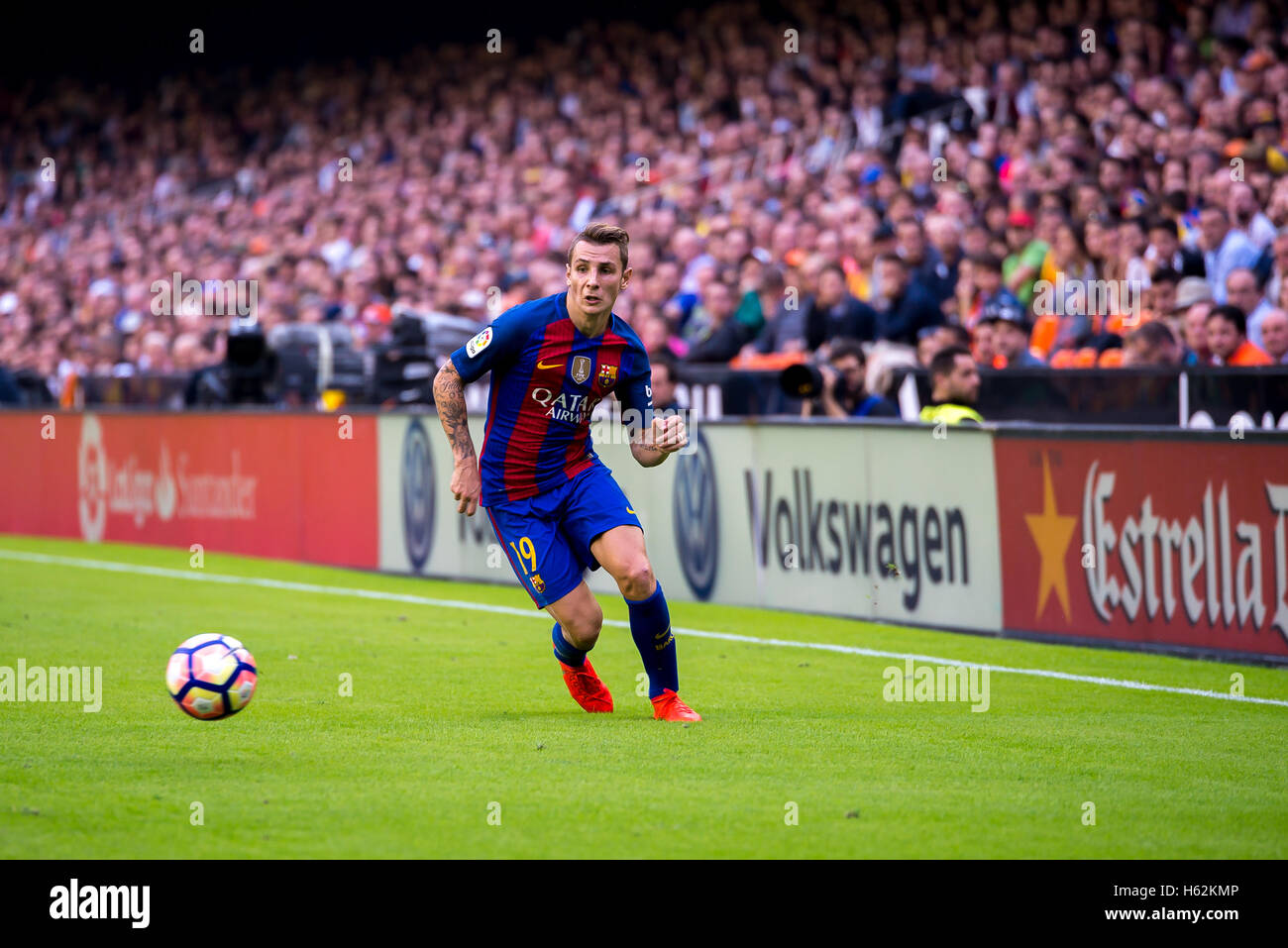 Valencia, Spagna. 22 ottobre, 2016. Lucas Digne svolge presso la Liga match tra Valencia CF e FC Barcellona al Mestalla su ottobre 22, 2016 a Valencia, in Spagna. Credito: Christian Bertrand/Alamy Live News Foto Stock