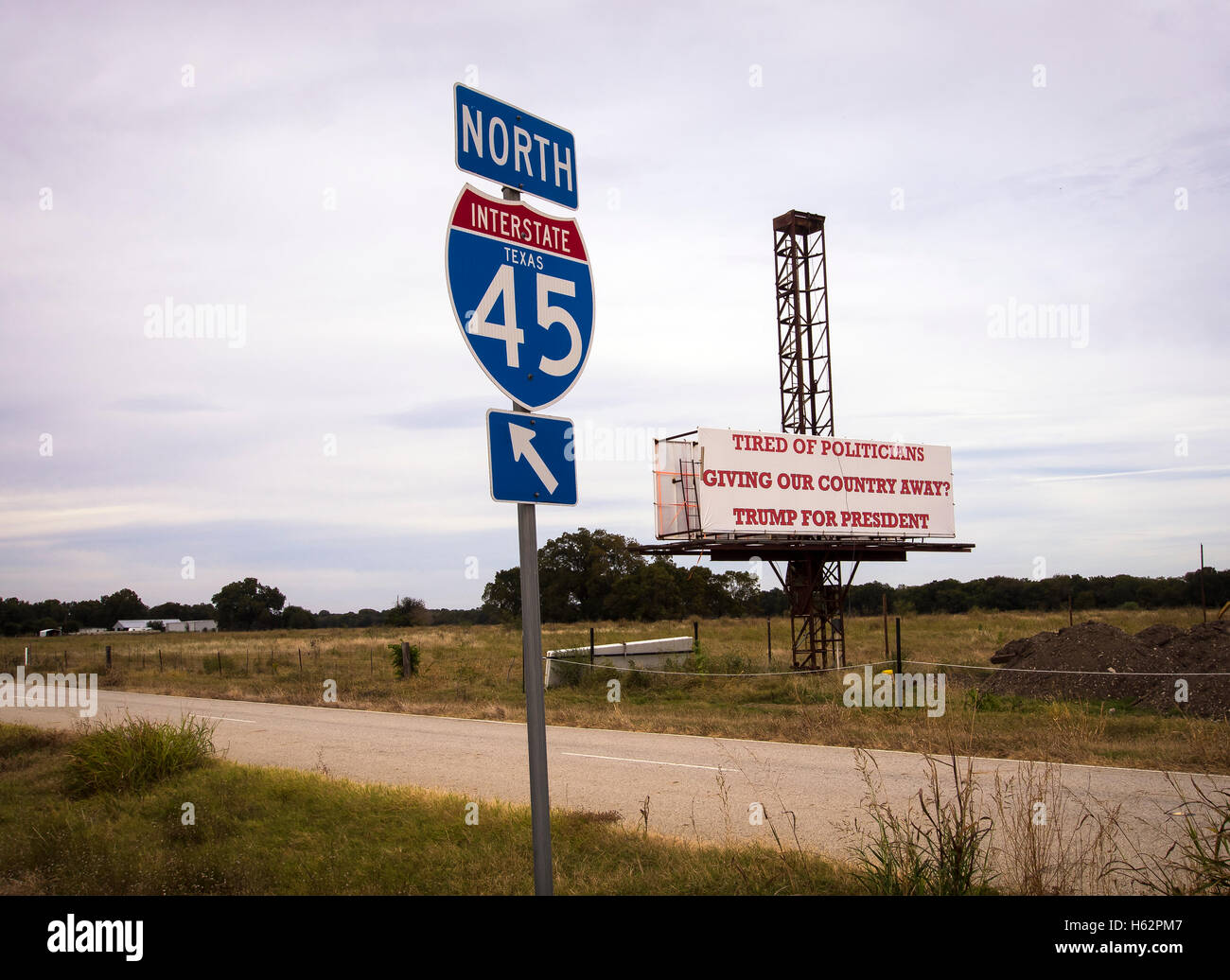 Corsicana, Texas, Stati Uniti d'America - 23 Ottobre 2016 - lungo la trafficata Interstate 45 tra Dallas e Houston Texas Trump per presidente supporta post un cartellone per gli automobilisti a vedere. La promozione di un imprenditore su un politico. Foto Stock