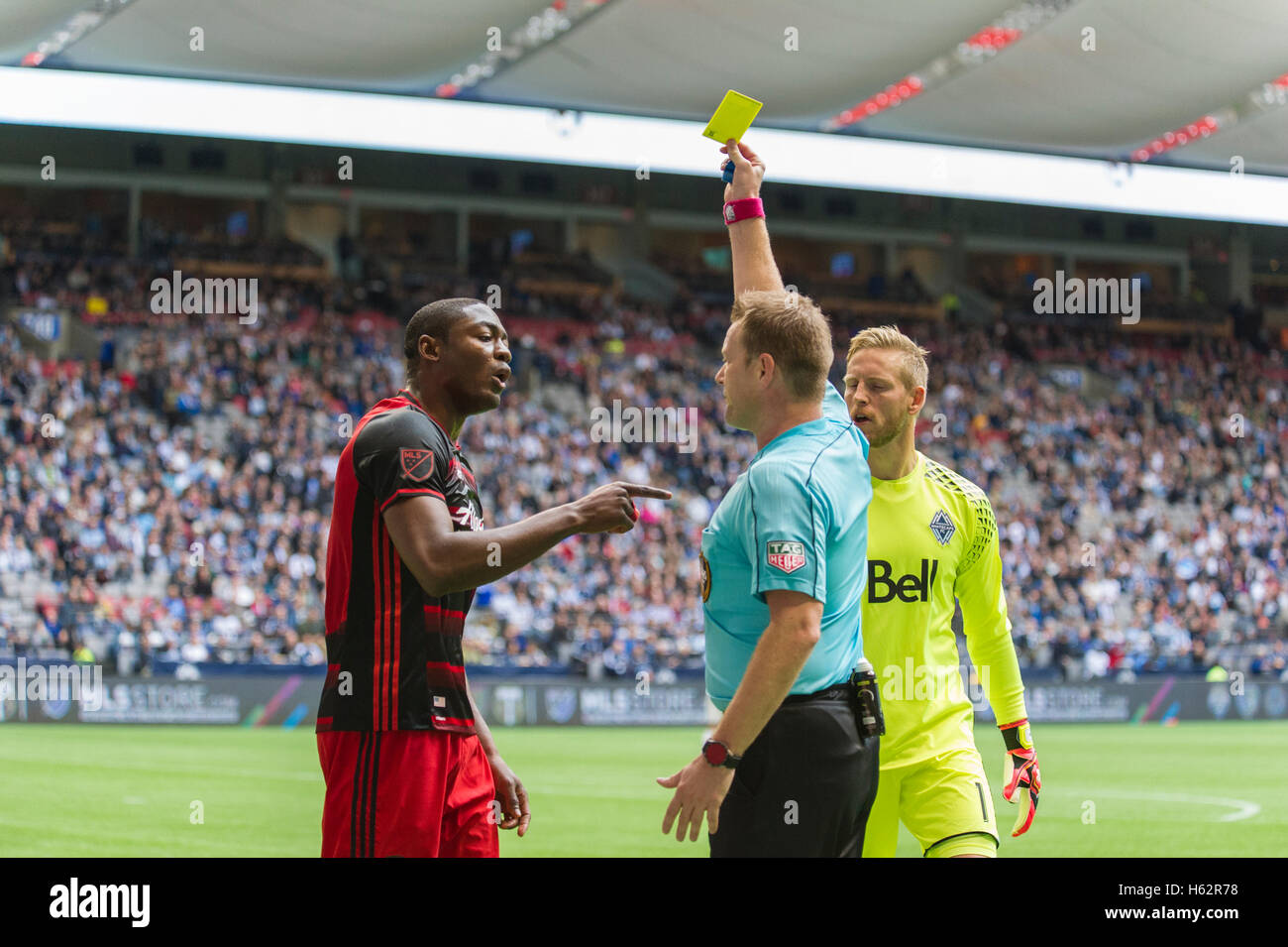 Vancouver, Canada. 23 ottobre, 2016. Fanendo Adi (9) di legnami di Portland riceve un Cartellino Giallo. Vancouver vs Portland, BC Place Stadium. Punteggio finale Vancouver vince 4-1. © Gerry Rousseau Foto Stock