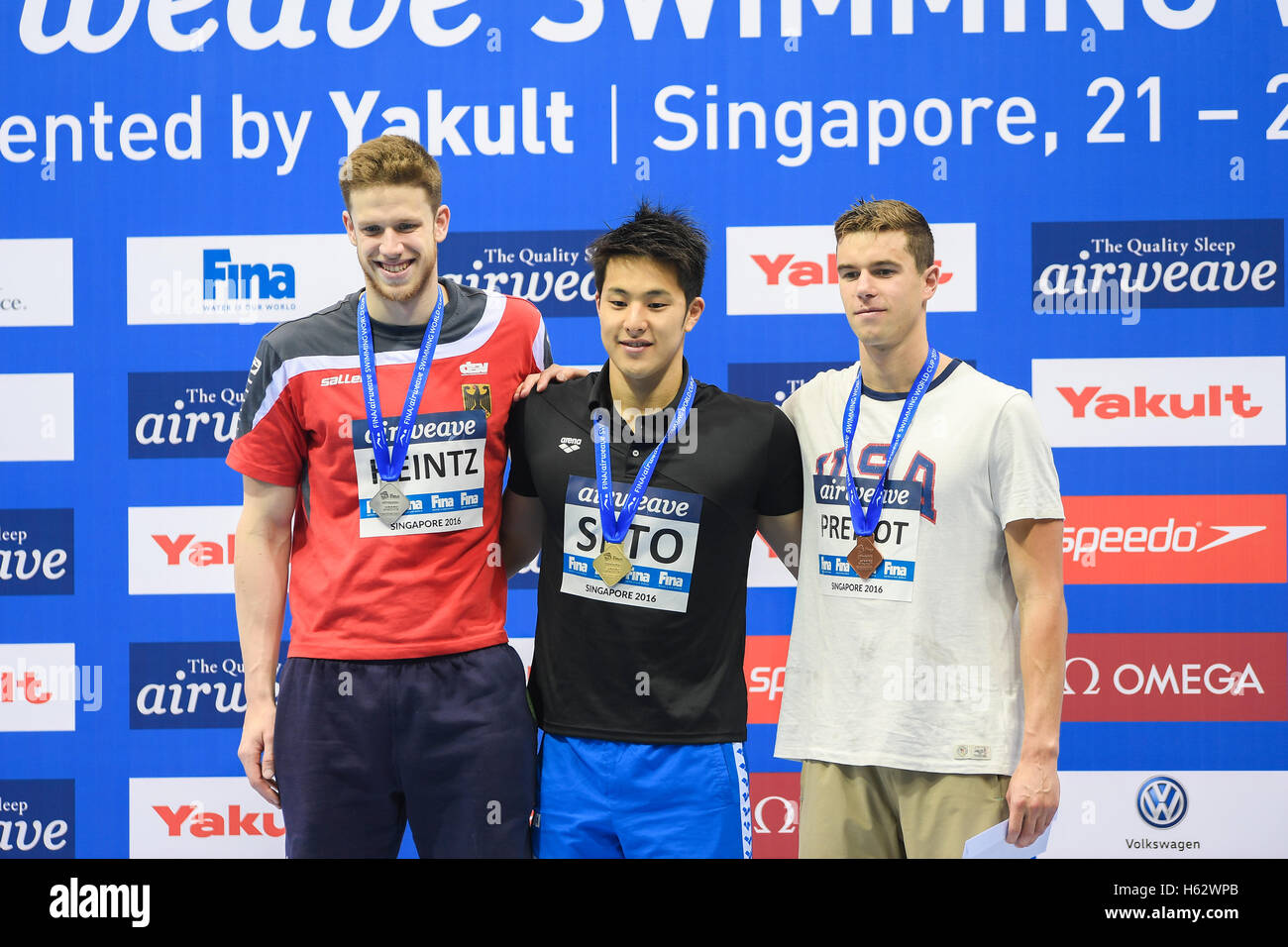 Philip HEINTZ (GER), Daiya Seto (JPN) e Josh prenotazioni (USA) a Uomini 200m un medley di brani singoli final/FINA airweave Nuoto World Cup 2016 Singapore all'OCBC Aquatic Centre su 22 Ott 2016. © Haruhiko Otsuka/AFLO/Alamy Live News Foto Stock