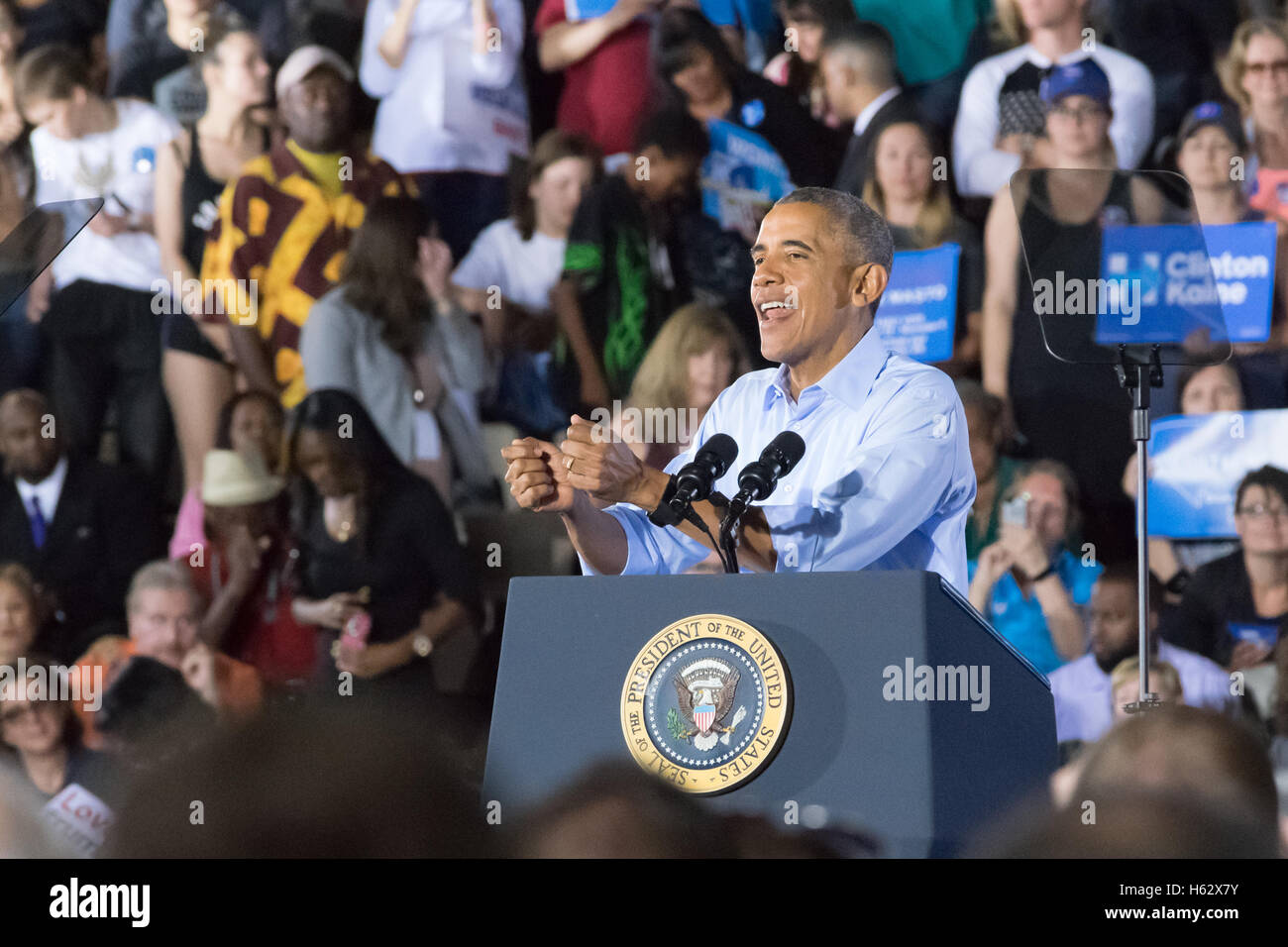 Las Vegas, Nevada, USA. 23 Ott, 2016. Il presidente Obama rally la folla al voto anticipato rally su 23 Ottobre 2016 a Cheyenne High School in North Las Vegas NV. Credito: la foto di accesso/Alamy Live News Foto Stock