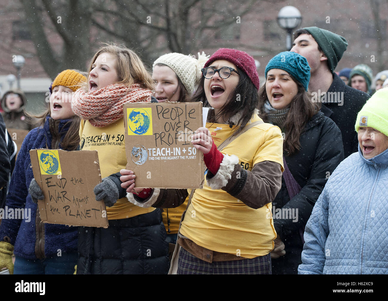 Ann Arbor, MI, Stati Uniti d'America. 27 Mar, 2015. Anti-guerra attivista Tom Hayden di Los Angeles parla dell'Università del Michigan Diag prima un Teach-In 50, in occasione del cinquantesimo anniversario dell'inizio del campus di proteste contro la guerra del Vietnam. © Mark Bialek/ZUMA filo/Alamy Live News Foto Stock