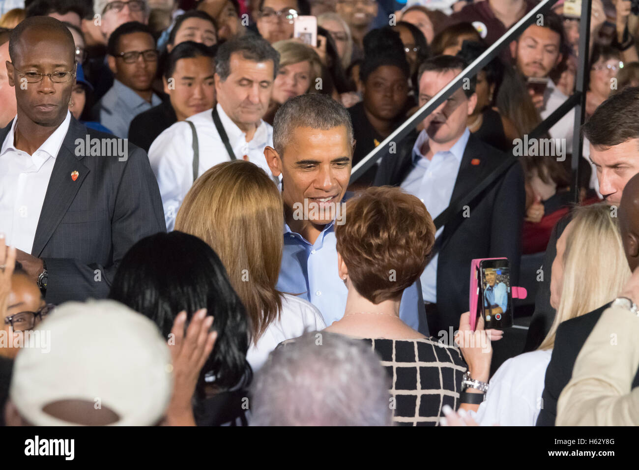 Las Vegas, Stati Uniti d'America. 23 Ott, 2016. Il presidente Obama saluta la folla al voto anticipato rally su 23 Ottobre 2016 a Cheyenne High School in North Las Vegas NV. Credito: la foto di accesso/Alamy Live News Foto Stock