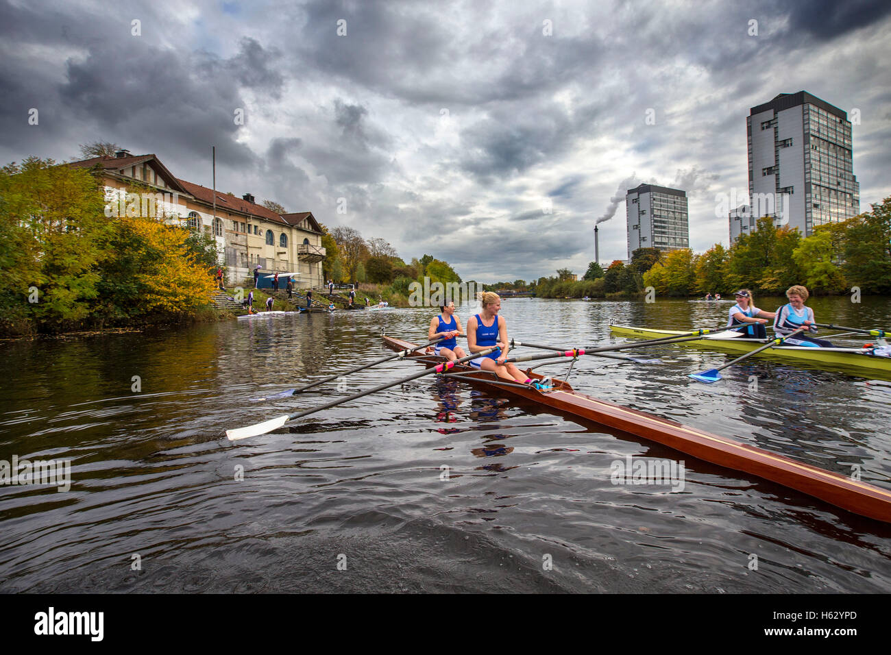 Vogatore Polly Swann sul fiume Clyde con West Boathouse e Gorbals in background Foto Stock