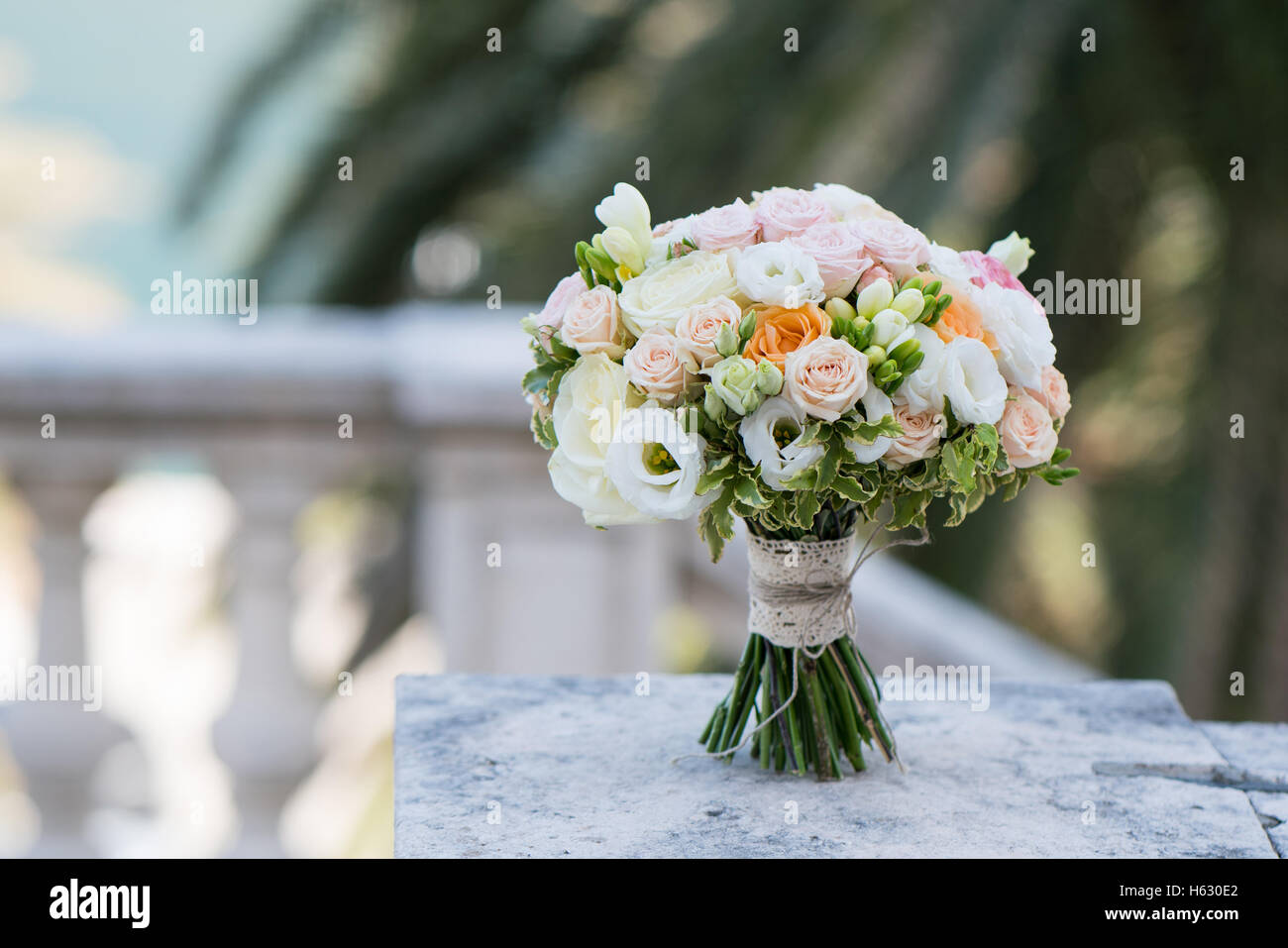 Bridal bouquet di rose, fresia, eustoma Foto Stock