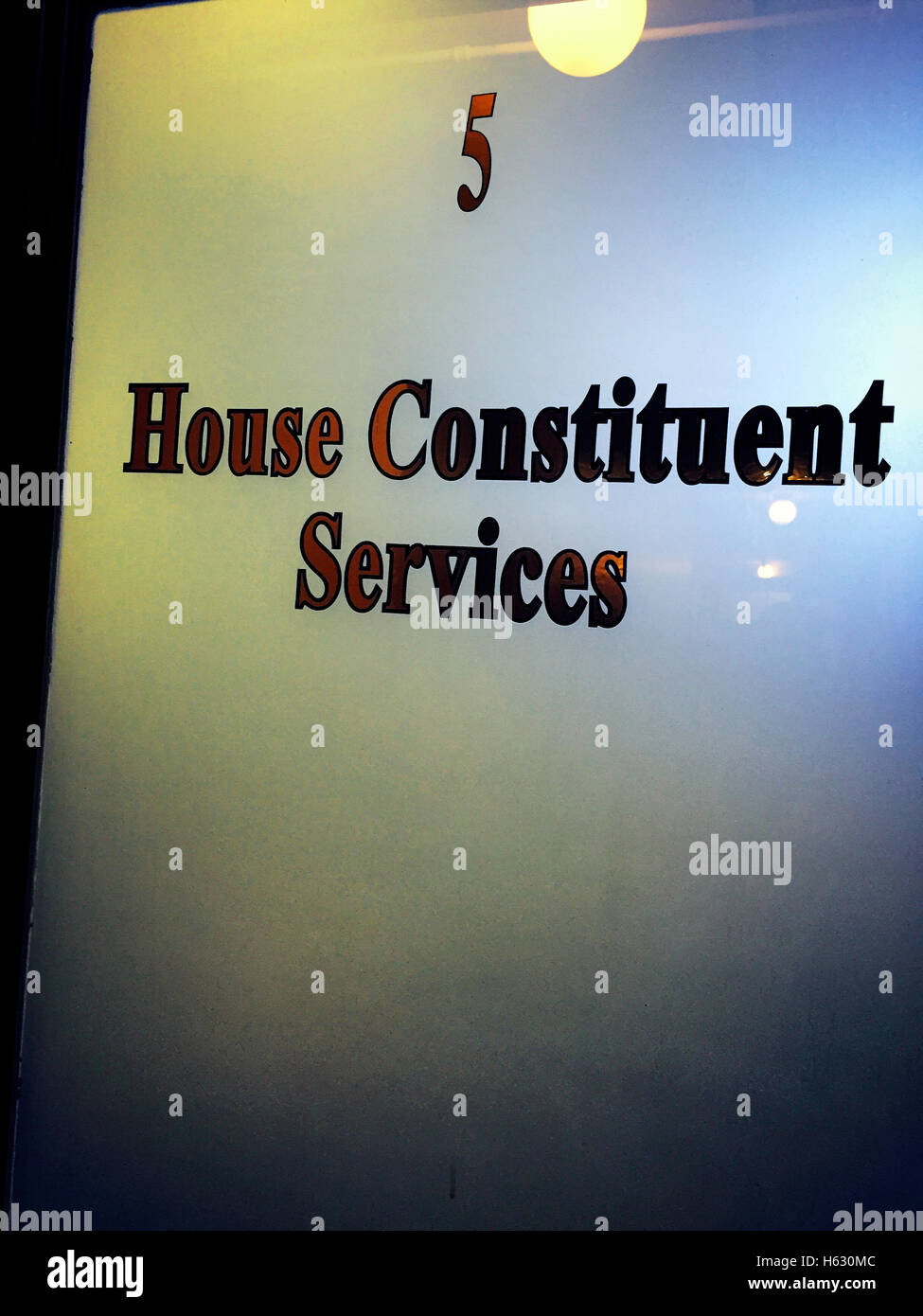Casa Servizi costituenti segno sulla porta smerigliato, lo stato House di Providence, Rhode Island, STATI UNITI D'AMERICA Foto Stock