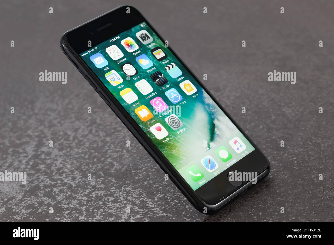 Nero per iPhone 7 su sfondo di pietra Foto Stock