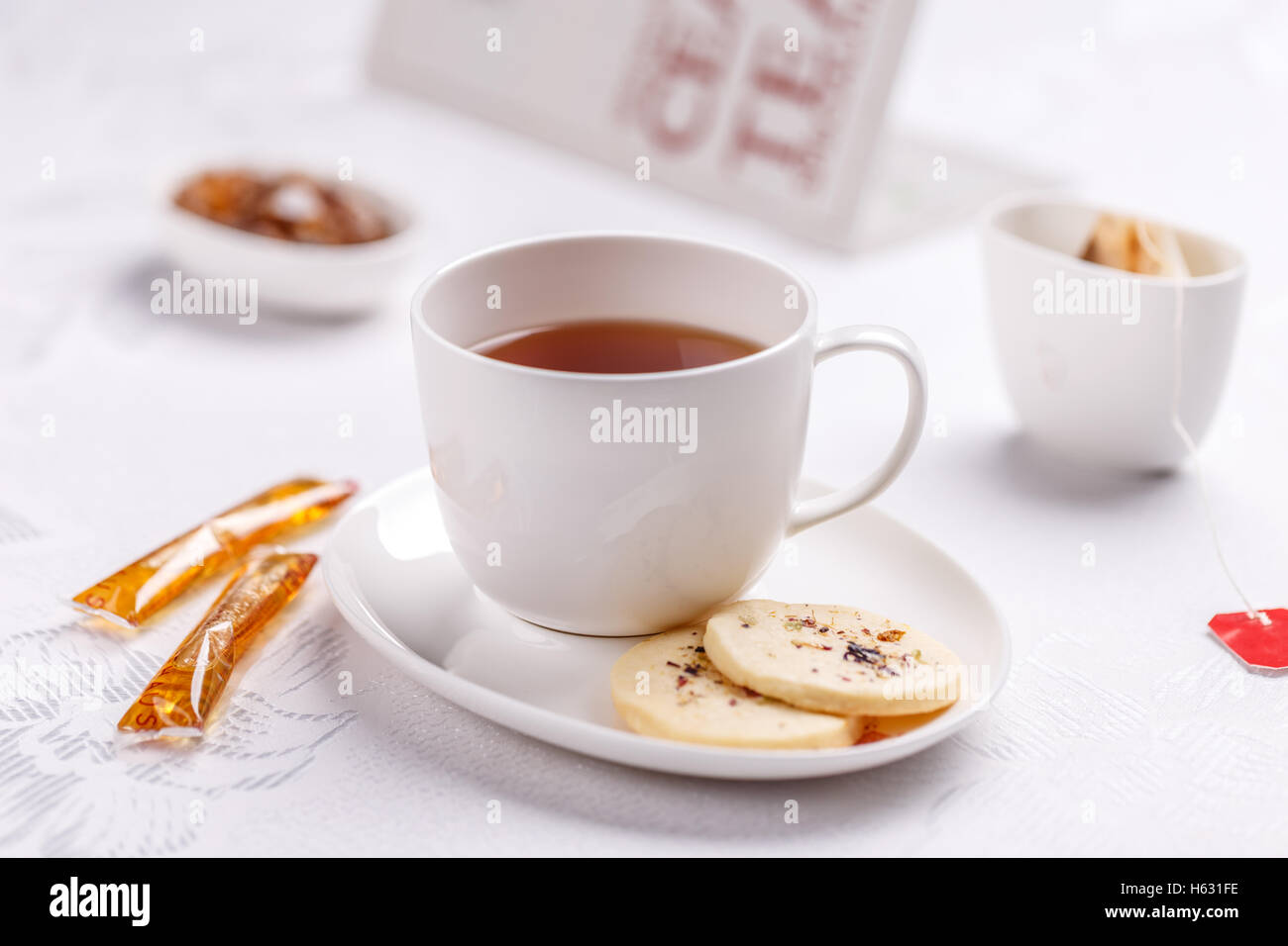 White tazza di tè con biscotti Foto Stock