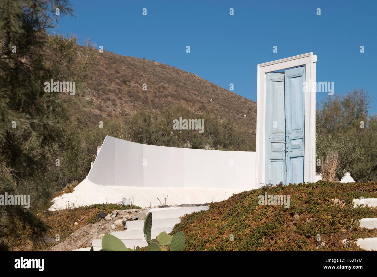 Una porta blu per nulla sull'isola di Santorini, Grecia Foto Stock
