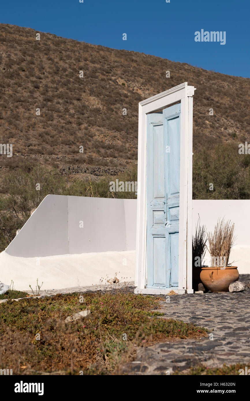 Una porta blu per nulla sull'isola di Santorini, Grecia Foto Stock