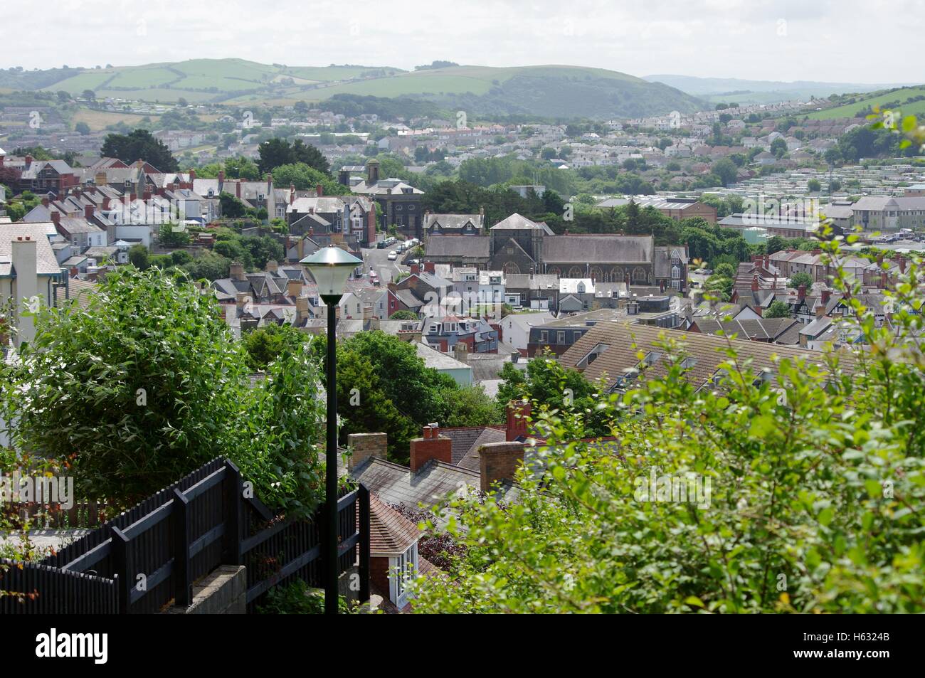 Vista dei tetti dai vicoli di Aberystwyth; in una giornata di sole durante una mattina d'estate. Foto Stock
