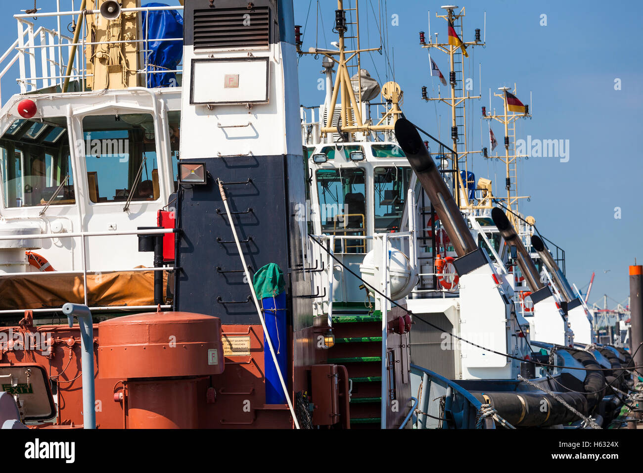 Tirare le barche nel porto di Amburgo; Barkasse / Schlepper Foto Stock
