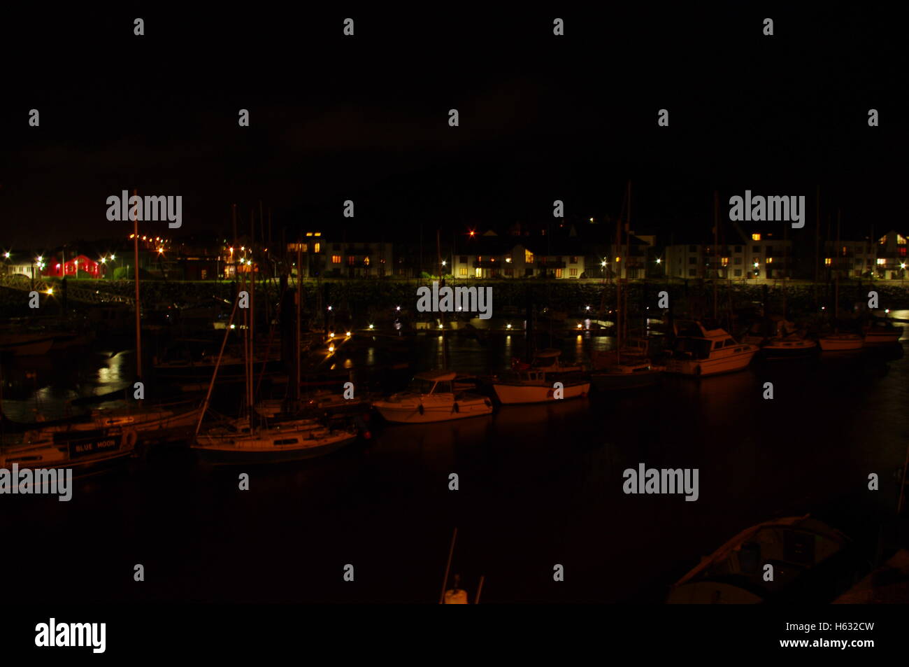 Vista sul Porto di Aberystwyth / Marina di notte rivolta verso Y Lanfa Trefechen, shot prese con lunga esposizione. Foto Stock