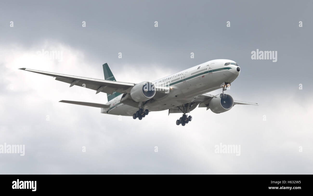 Pakistan International Airlines Boeing 777 AP-BMG venuta in terra a Londra Heathrow Airport LHR Foto Stock