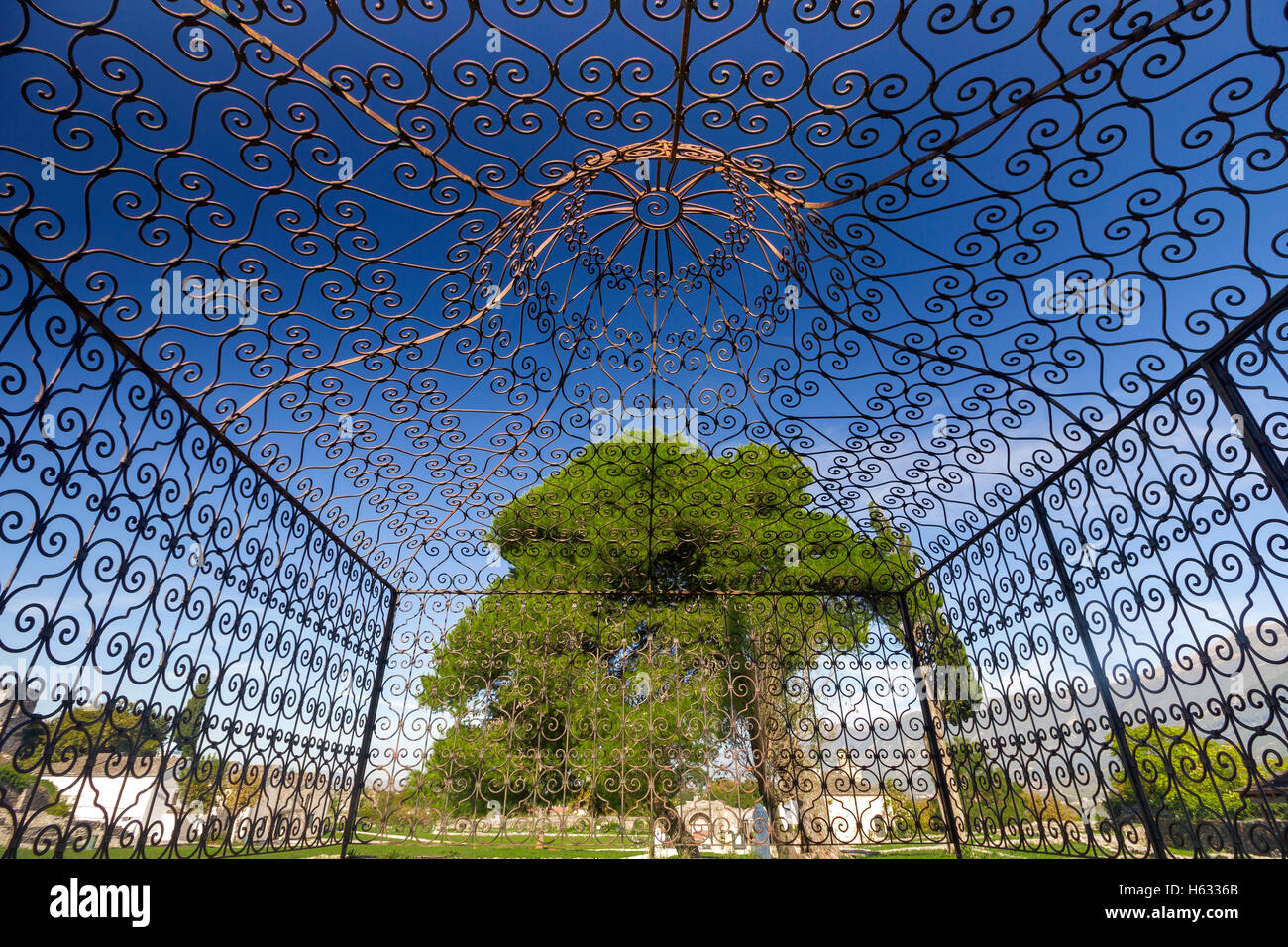 La tomba di Ali Pasha, nella città di Ioannina, Grecia, come visto attraverso il ferro decorativo reticolo. Foto Stock