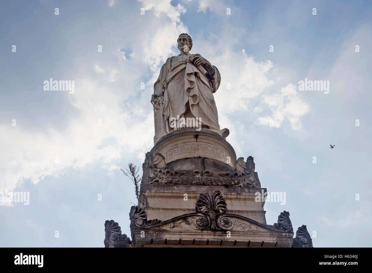 Il famoso scienziato Alessandro Volta statua con drammatica sky Como , Italia, Europa Foto Stock