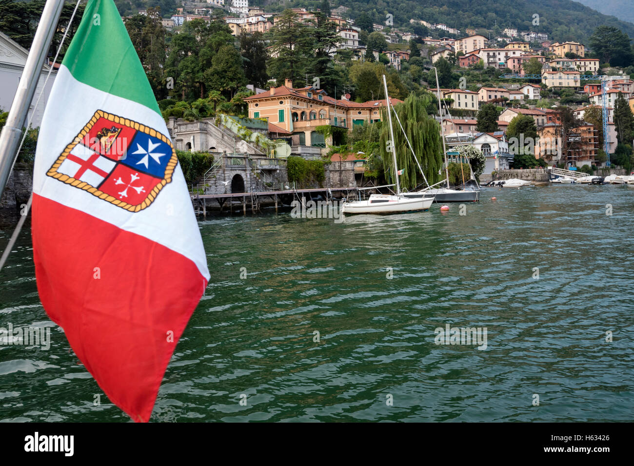 Nautico bandiera nazionale dell'Italia per l'escursione in barca e bella riva, Lago di Como, Italia settentrionale, Europjave Foto Stock