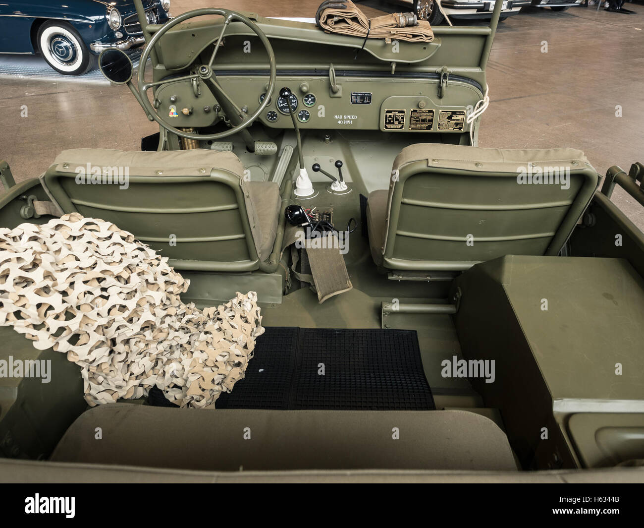 Verona, Italia - 9 Maggio 2015: cruscotto di un vecchio verde jeep militari. Foto Stock